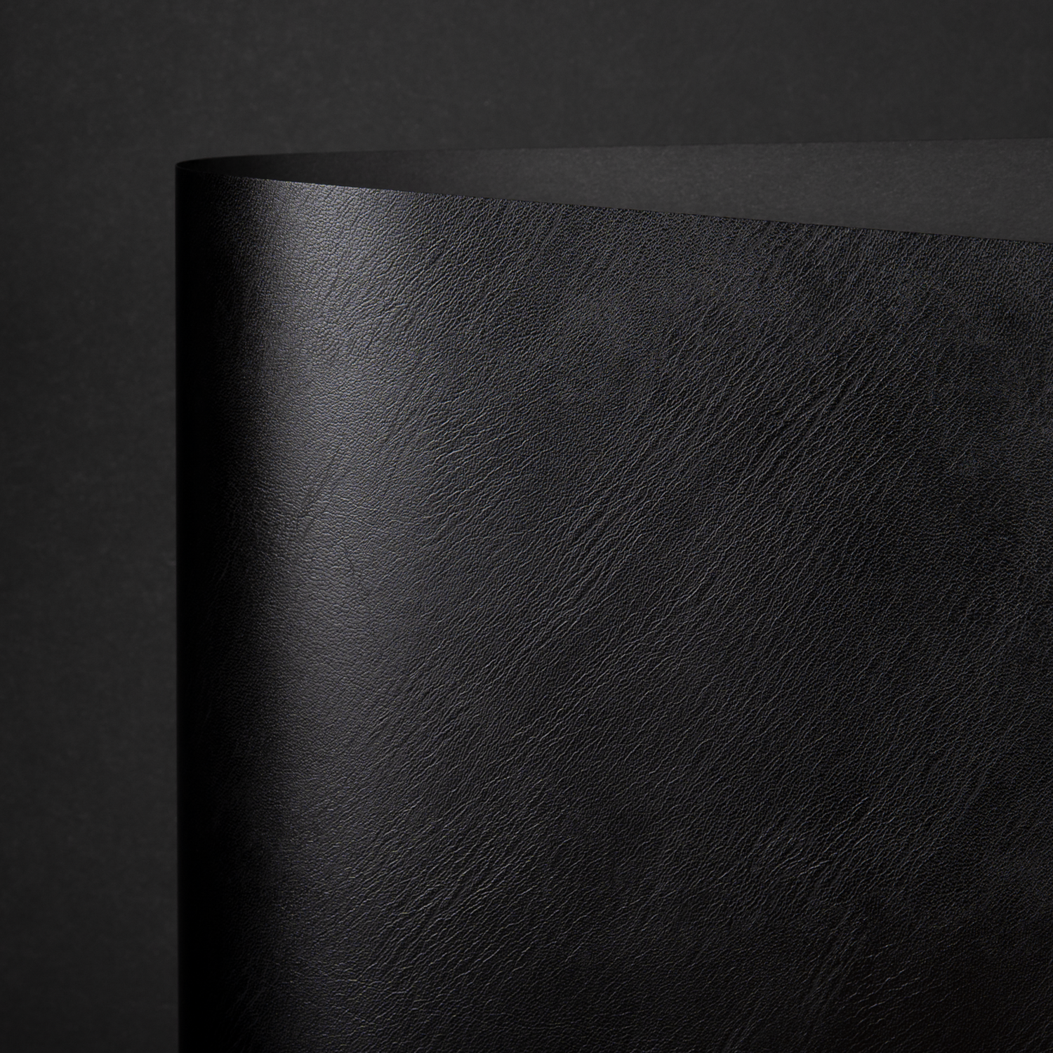 Julian, Black (YNG-001)